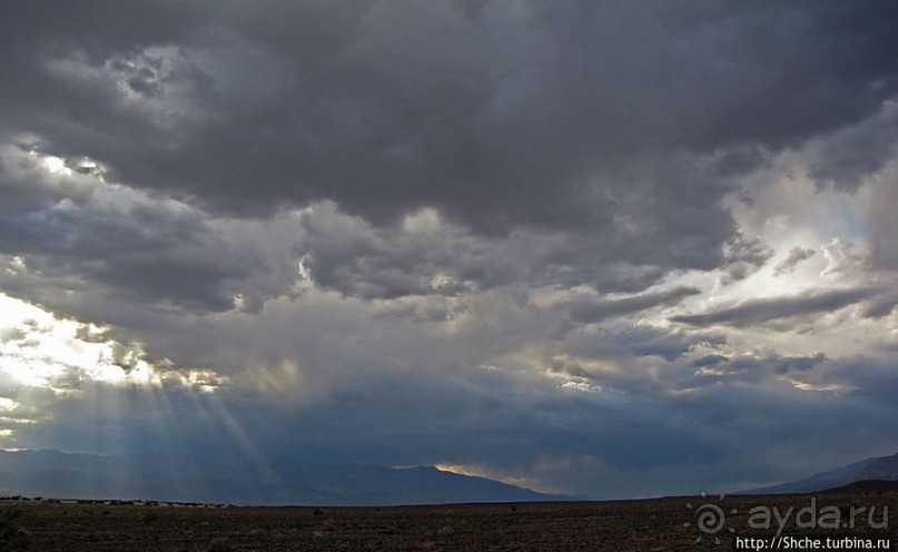 Долина Смерти. Тучи на небе — все оттенки серого и голубого