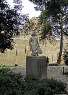 Castelo de Sao Jorge на вершине холма Алфама
