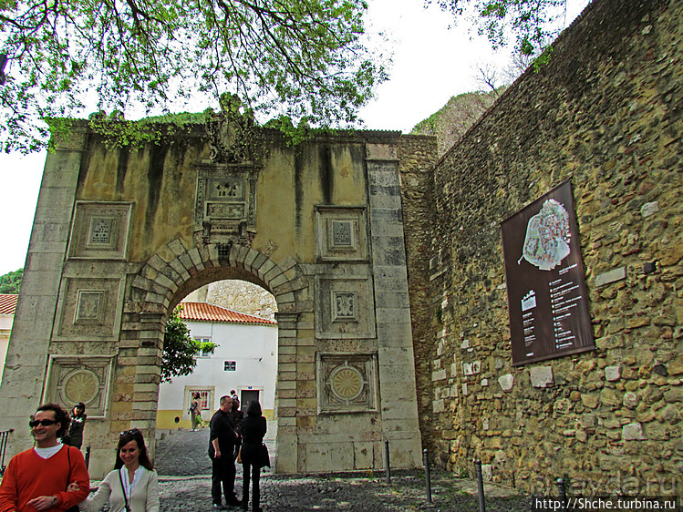 Castelo de Sao Jorge на вершине холма Алфама