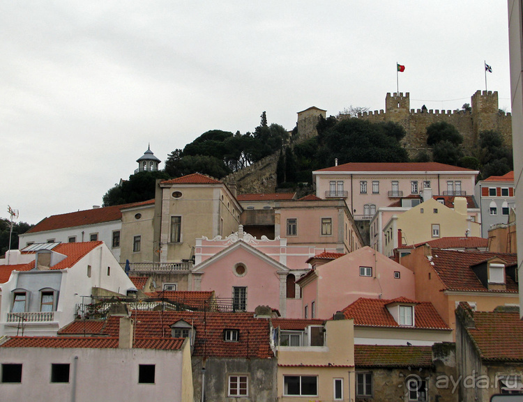 Castelo de Sao Jorge на вершине холма Алфама
