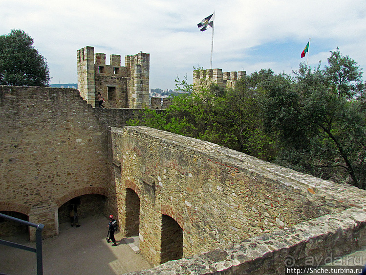 Castelo de Sao Jorge на вершине холма Алфама