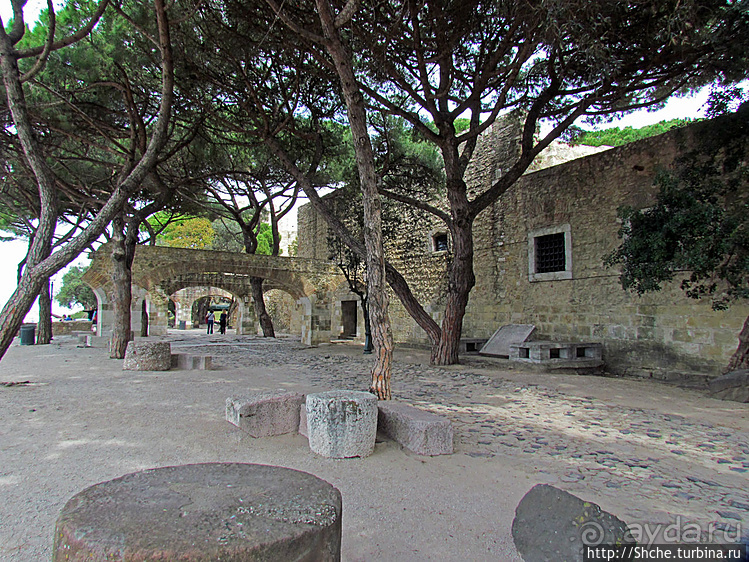 Castelo de Sao Jorge на вершине холма Алфама
