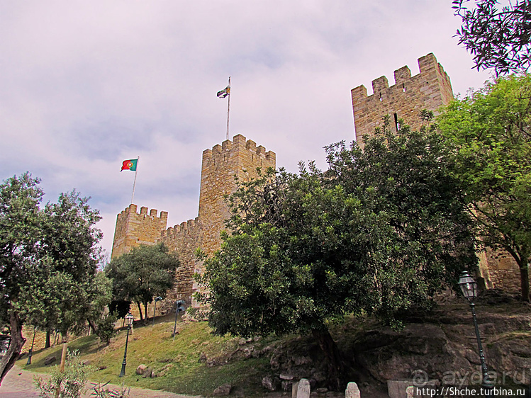 Castelo de Sao Jorge на вершине холма Алфама