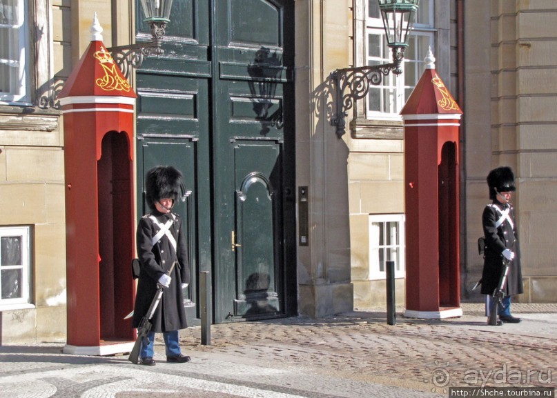 Amallienborg; смена королевского караула.