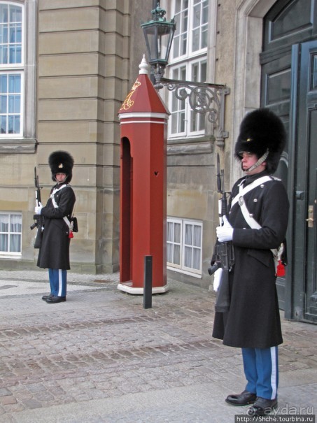 Amallienborg; смена королевского караула.
