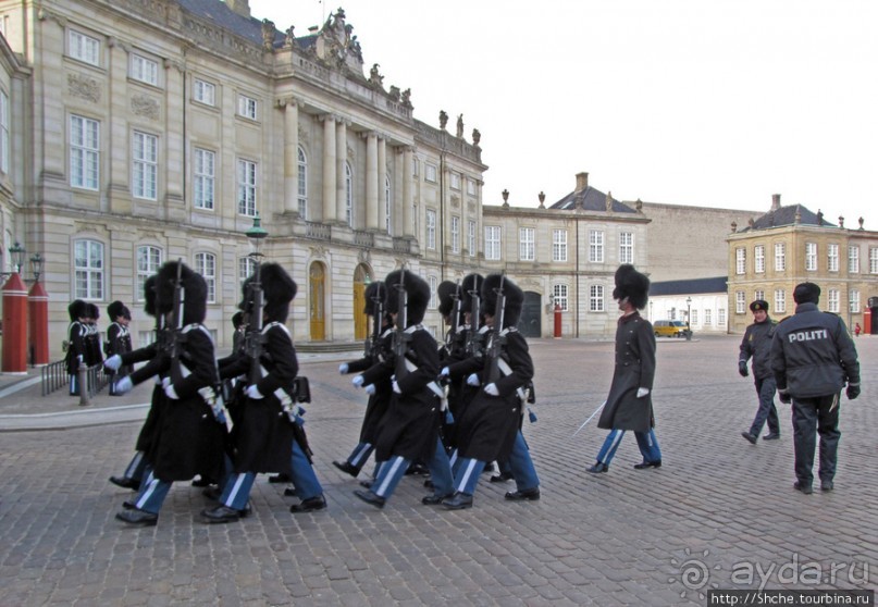 Amallienborg; смена королевского караула.
