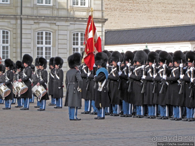 Amallienborg; смена королевского караула.