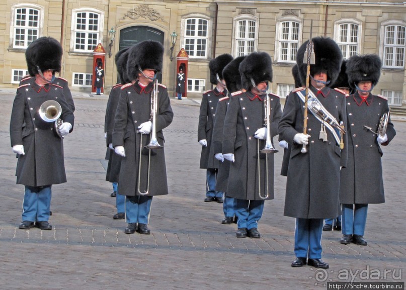 Amallienborg; смена королевского караула.