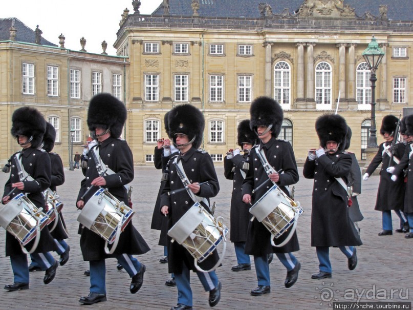 Amallienborg; смена королевского караула.