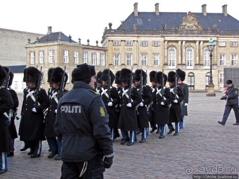 Amallienborg; смена королевского караула.