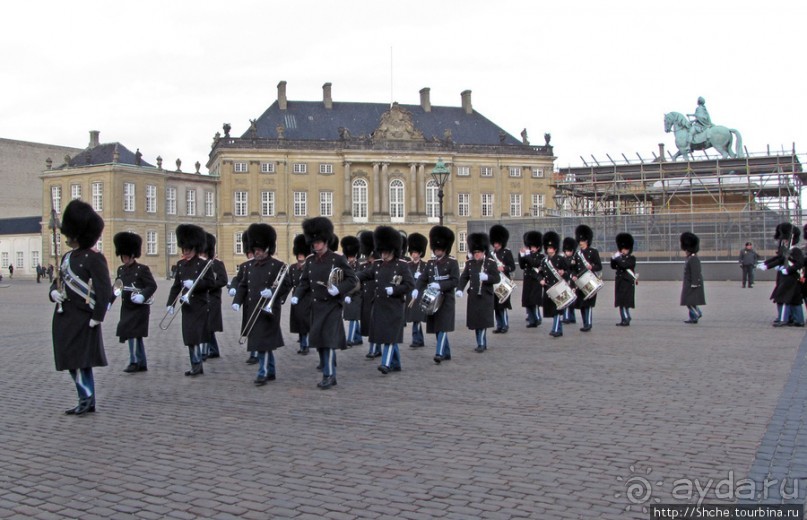 Amallienborg; смена королевского караула.