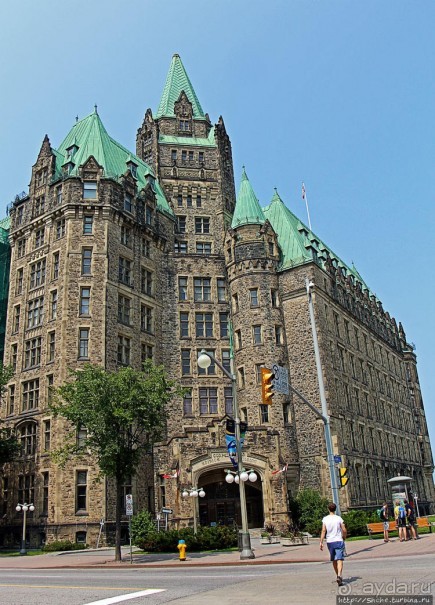 Погожий день в столице Канады