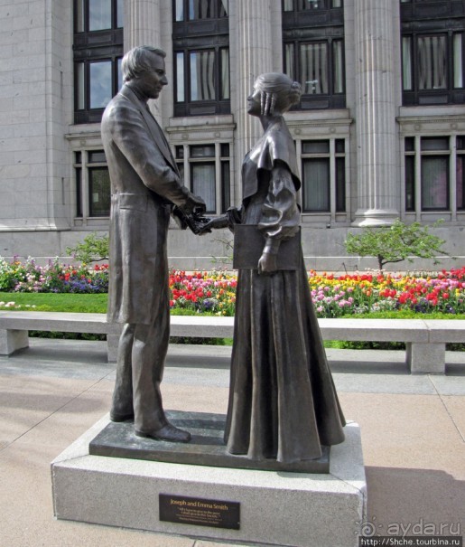 Цветущий парк у Храма Иисуса Христа. А мормоны - молодцы