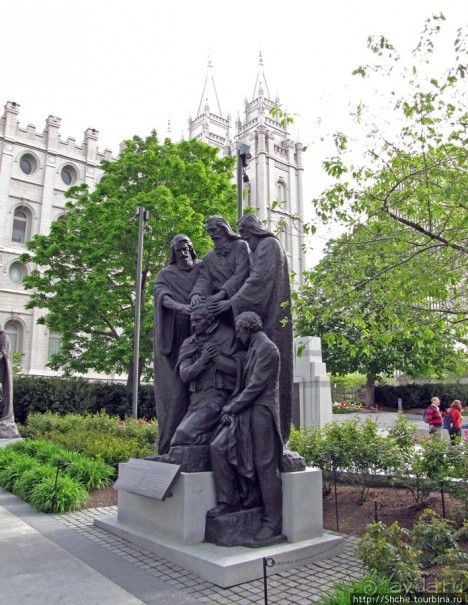 Цветущий парк у Храма Иисуса Христа. А мормоны - молодцы