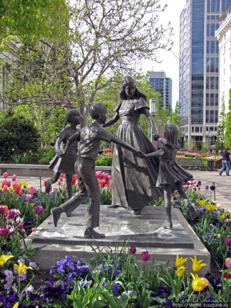 Цветущий парк у Храма Иисуса Христа. А мормоны - молодцы