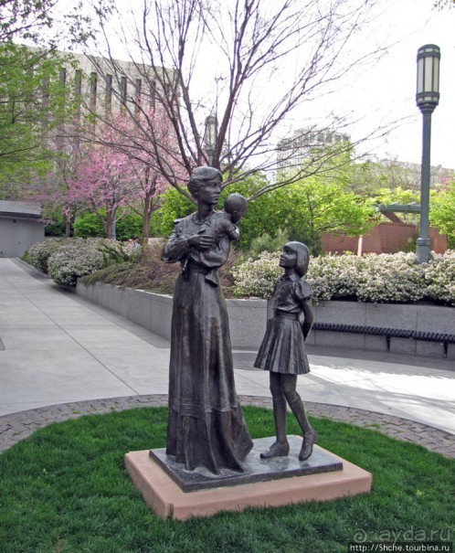 Цветущий парк у Храма Иисуса Христа. А мормоны - молодцы