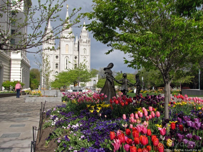 Цветущий парк у Храма Иисуса Христа. А мормоны - молодцы