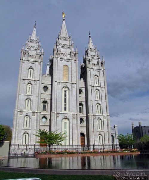 Цветущий парк у Храма Иисуса Христа. А мормоны - молодцы