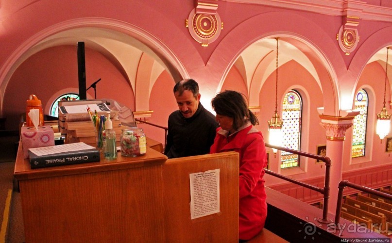 В гостях у Радуги. Розовая церковь Адамса