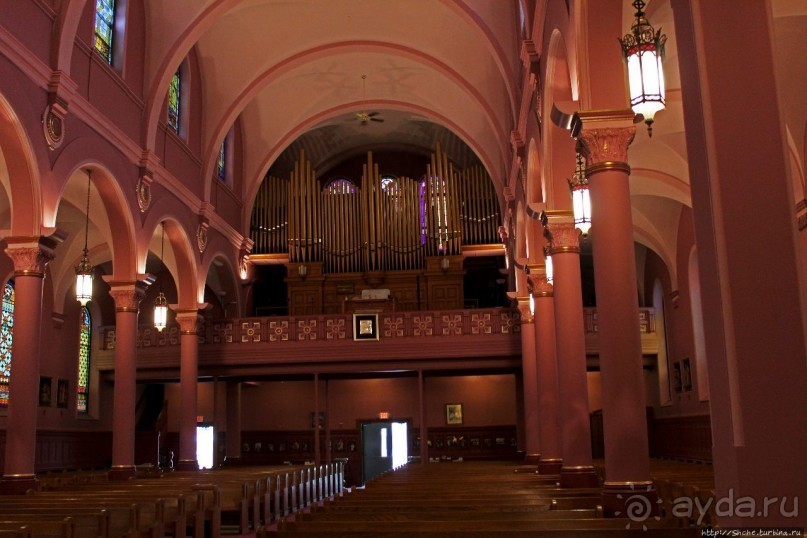 В гостях у Радуги. Розовая церковь Адамса