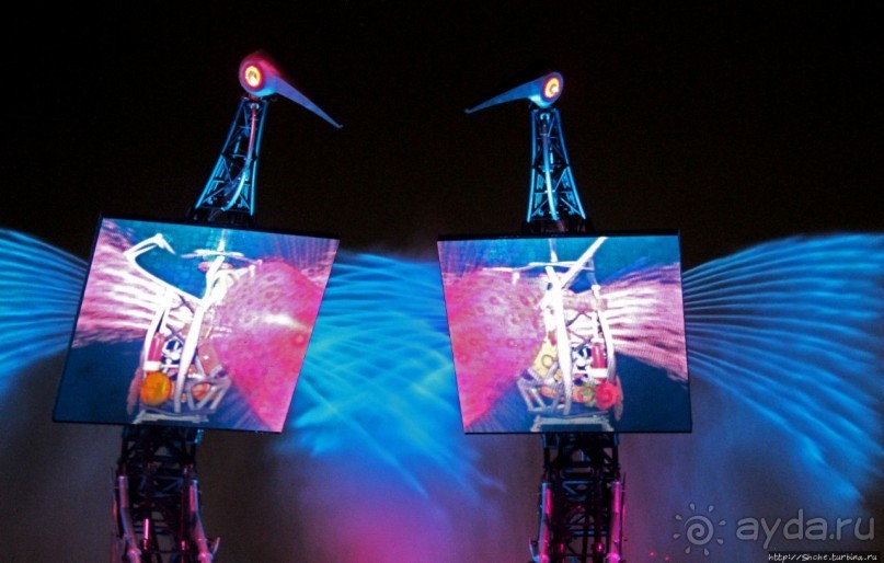 Уникальное свето-музыкальное шоу 60-тонных конструкций