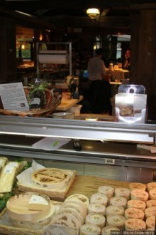 Поехали поесть и купить хорошего сыра