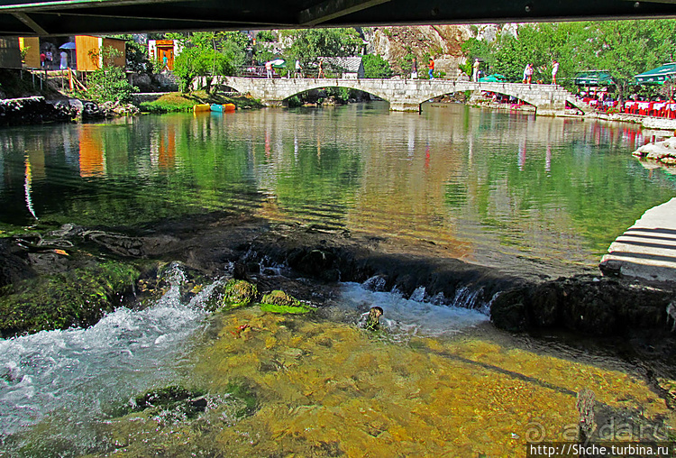 Источник Буна — один из крупнейших и красивейших в Европе