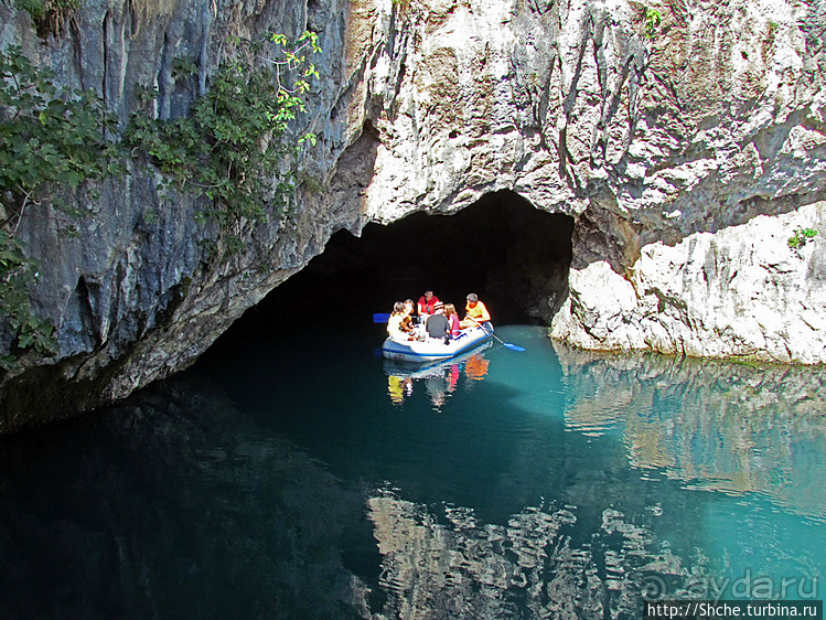 Источник Буна — один из крупнейших и красивейших в Европе