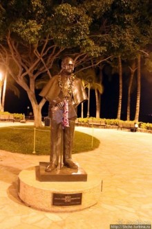 "Здесь Вам не Лас-Вегас, здесь принцип иной" — огни Вайкики