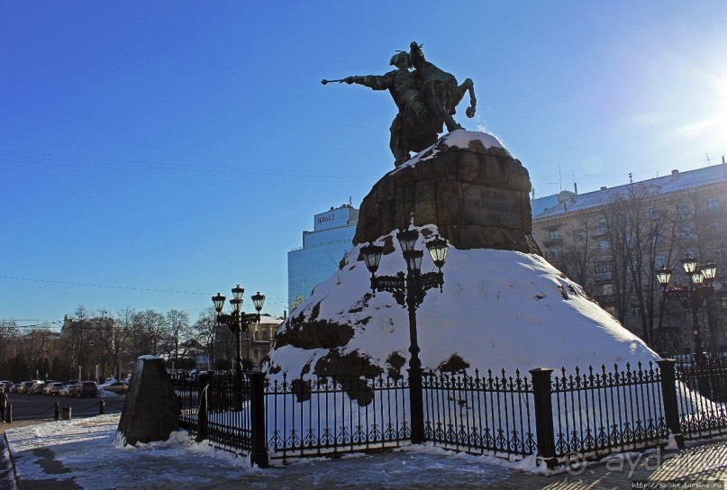 Памятник Богдану Хмельницкому — произведение искусства XIX в