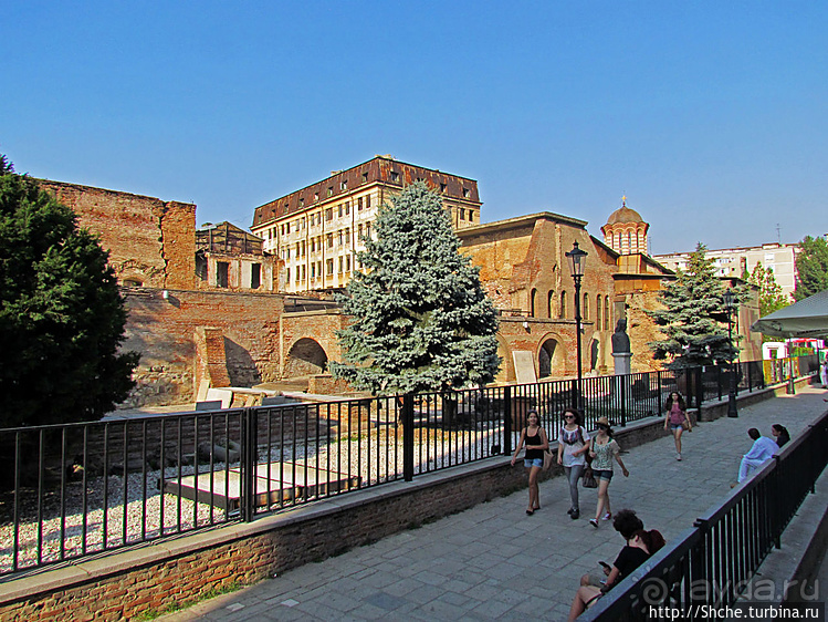 Исторический центр Бухареста — банк, музеи, кафешки...