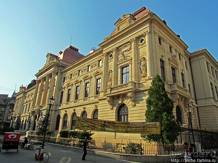 Исторический центр Бухареста — банк, музеи, кафешки...