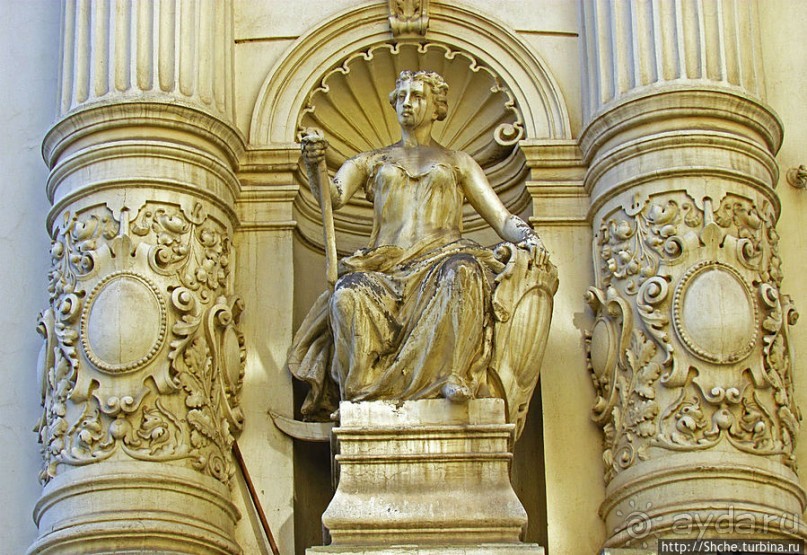 Исторический центр Бухареста — банк, музеи, кафешки...