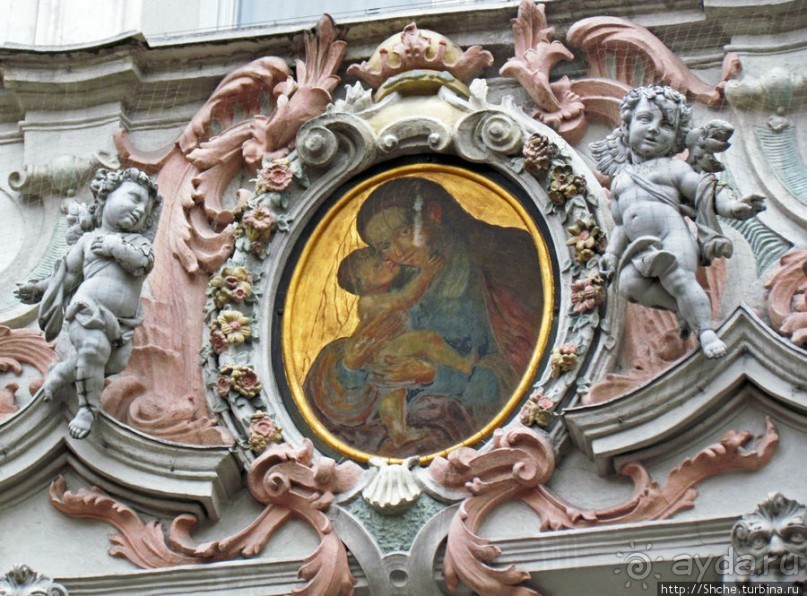 Украшения Инсбрука: мозаика, роспись, лепка