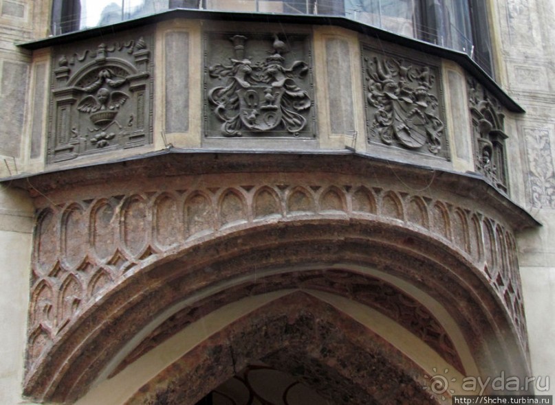 Украшения Инсбрука: мозаика, роспись, лепка