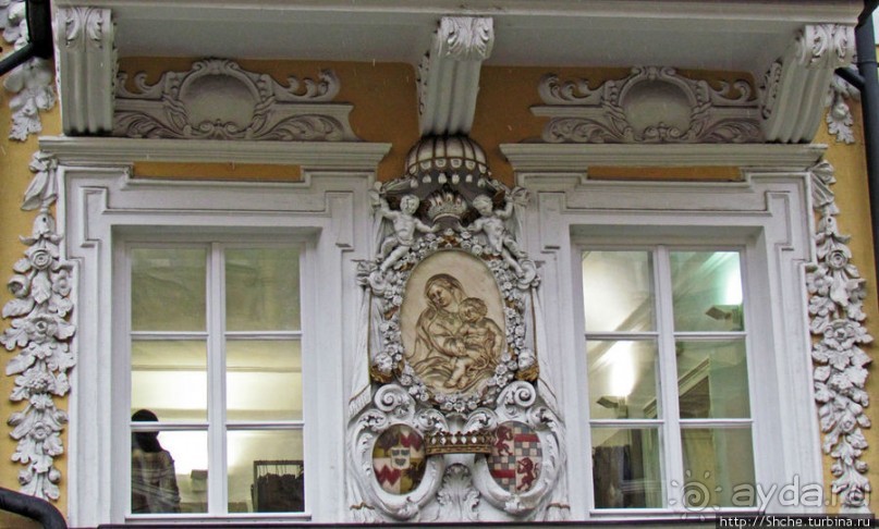 Украшения Инсбрука: мозаика, роспись, лепка