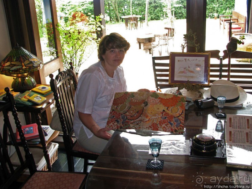 Кафе в старом стиле с магазином антикварных вещей