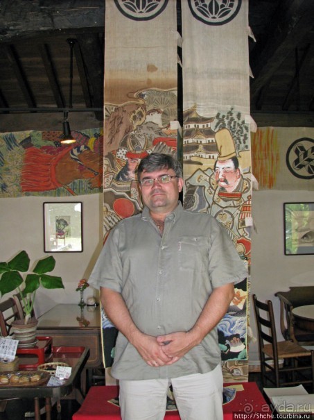 Кафе в старом стиле с магазином антикварных вещей