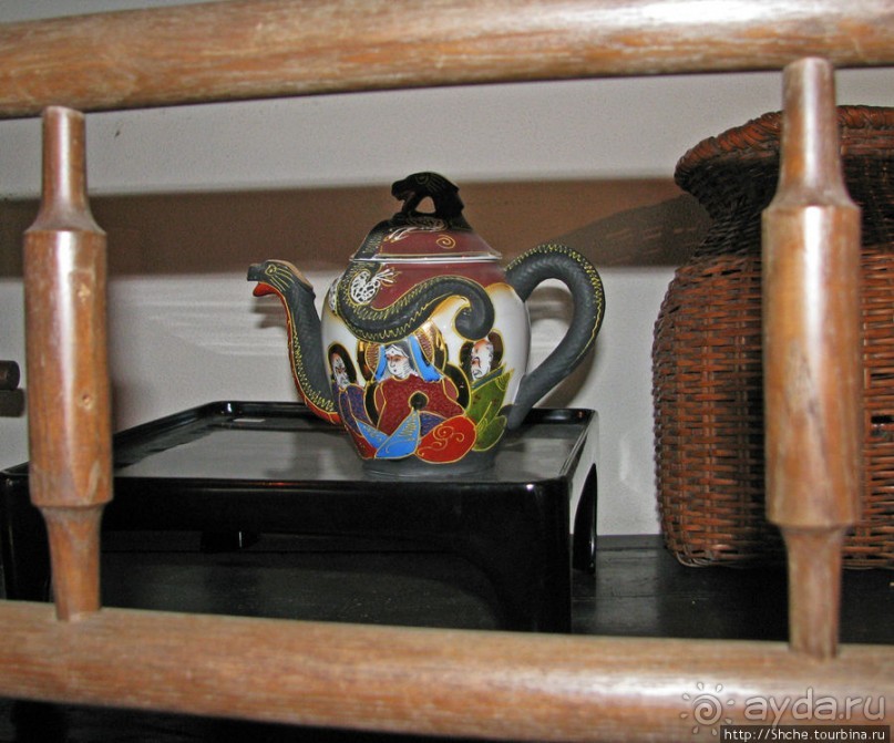 Кафе в старом стиле с магазином антикварных вещей