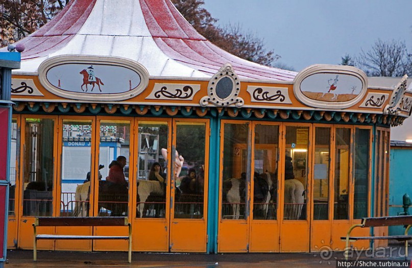 "Спят усталые качельки, горки спят..." Парк Пратер зимой