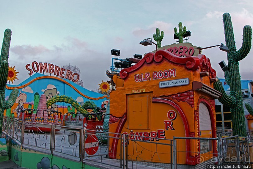 "Спят усталые качельки, горки спят..." Парк Пратер зимой