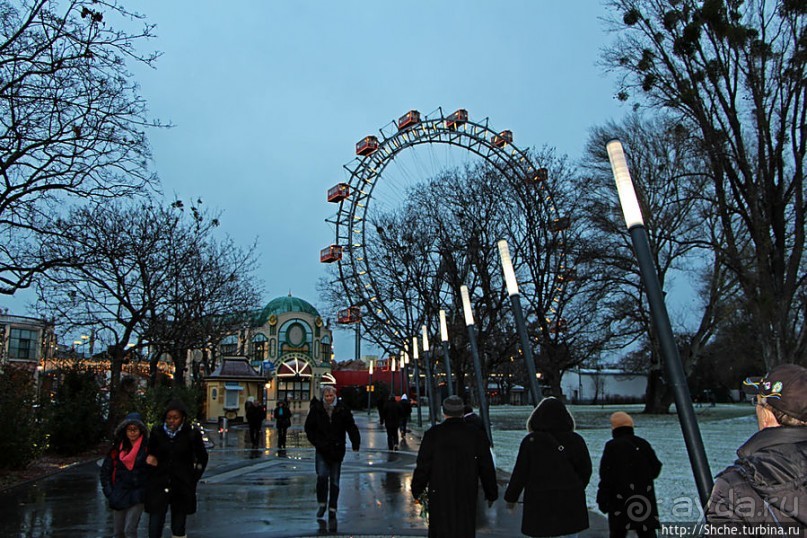"Спят усталые качельки, горки спят..." Парк Пратер зимой