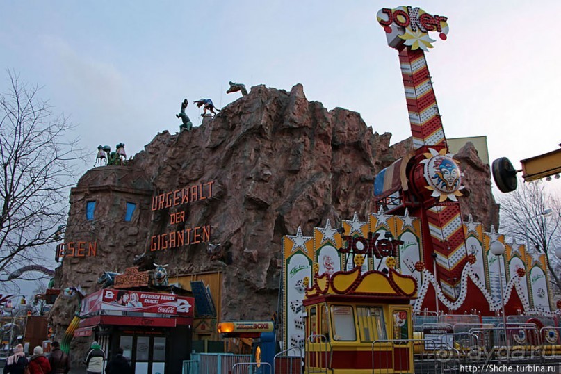 "Спят усталые качельки, горки спят..." Парк Пратер зимой