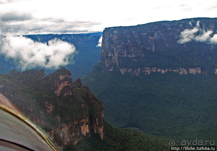 Осмотр водопада Анхель и гор нац. парка Канайма с самолета