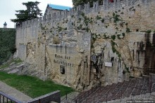 На каменном плоту... Улочки и площади Сан-Марино