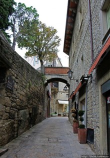 На каменном плоту... Улочки и площади Сан-Марино