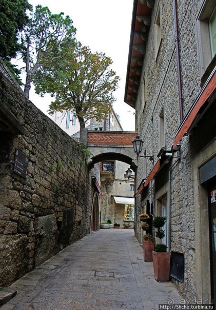 На каменном плоту... Улочки и площади Сан-Марино