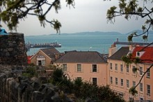 Город кривых зданий , крутых поворотов и тупиковых лестниц