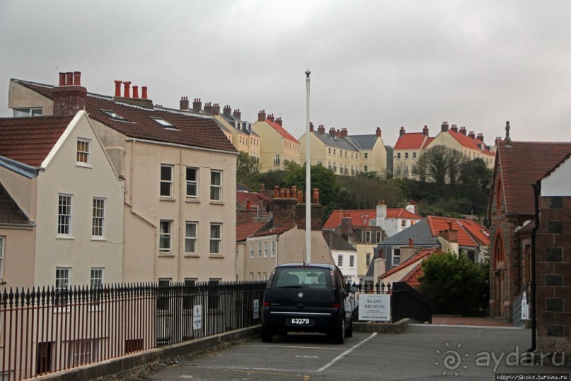 Город кривых зданий , крутых поворотов и тупиковых лестниц