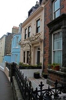 Город кривых зданий , крутых поворотов и тупиковых лестниц